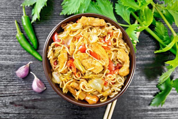 上面是面条，碗里有卷心菜和鸡肉图片下载