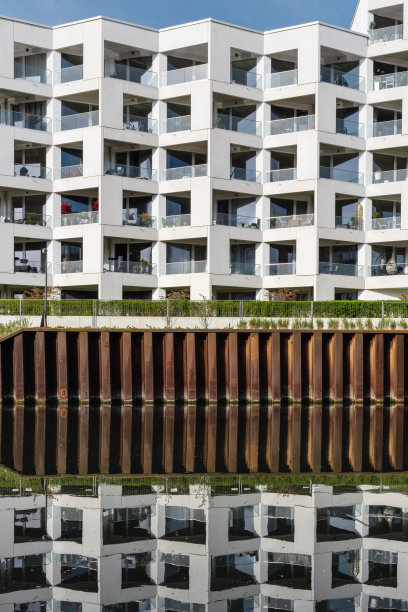 新的未来主义住宅建筑反映在柏林中心的河流图片下载