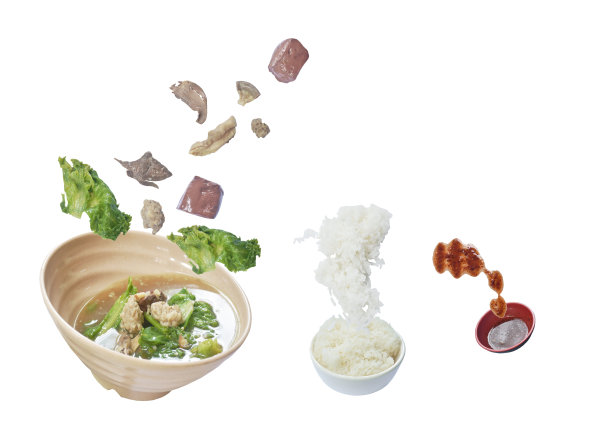 煮熟的猪血和猪内脏在汤碗里蘸辣椒酱吃白饭图片下载