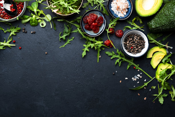 健康饮食的食品布局和饮食营养理念。菠萝，蔬菜，水果，绿色蔬菜和其他原料的沙拉准备在黑色的桌子背景，复制spaÑe图片下载