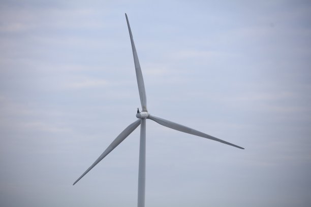 用于能源发电的风力涡轮机：绿色清洁理念图片下载