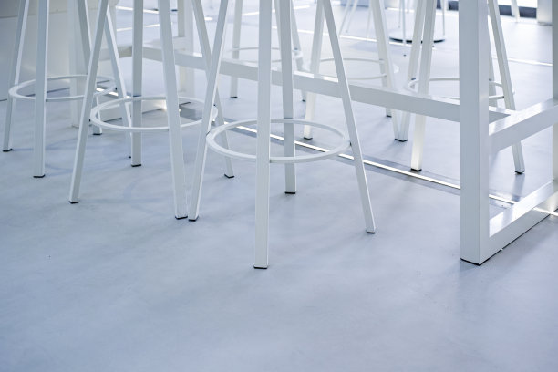 摆放整齐的白色吧台凳图片下载