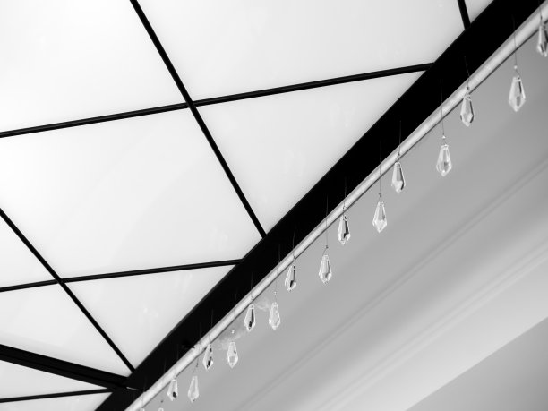 水晶饰品挂在天花板装饰，半透明屋顶附近的白色豪华房间。图片下载