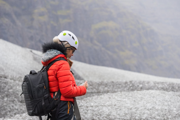 亚洲女性旅行享受和行走在冰岛冰川，夏天的照片图片下载