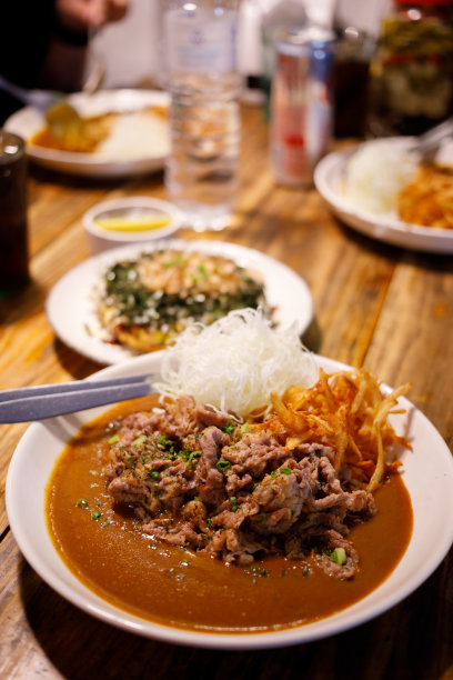 桌上有日式咖喱牛肉和米饭图片下载