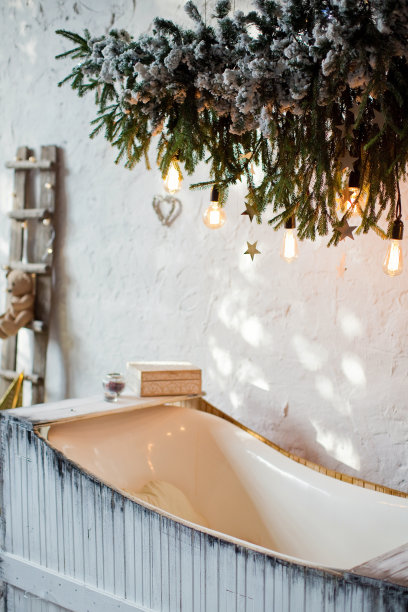 木制浴缸，配有蜡烛和灯图片下载