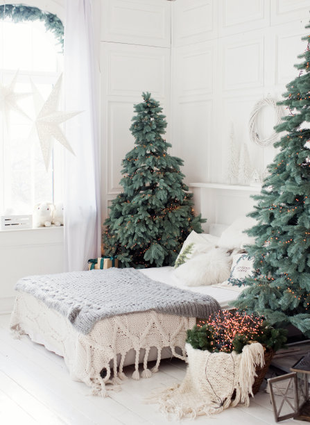 有圣诞装饰灯的圣诞卧室图片下载