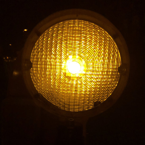 一个发光的警示灯的特写图片下载