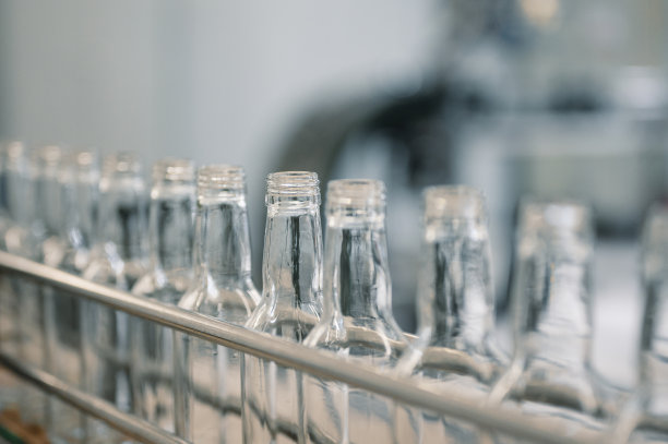 一排玻璃瓶，用来装昂贵的酒精饮料图片下载