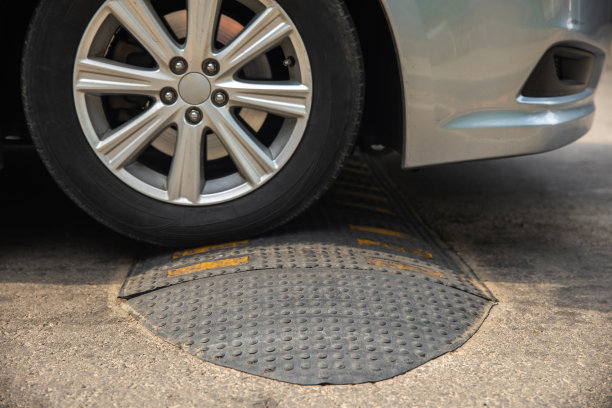 汽车在道路上人为地不平整以降低速度。图片下载