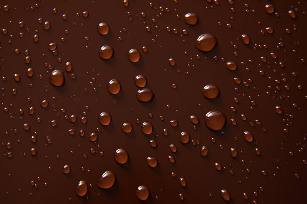 抽象水滴在棕色背景，宏观，气泡关闭图片下载