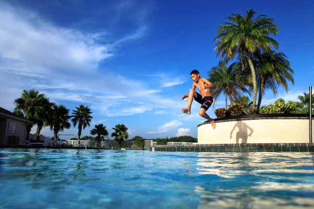 一个少年跳进了游泳池图片下载