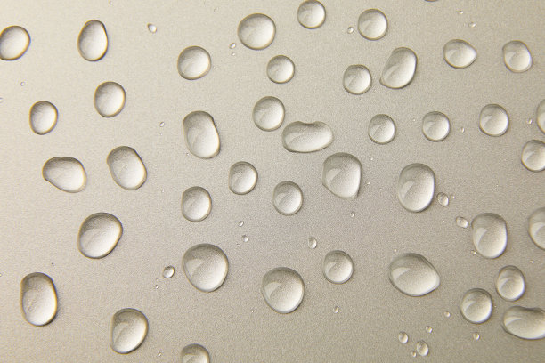 抽象水滴在灰色银色背景，宏观，气泡关闭图片下载