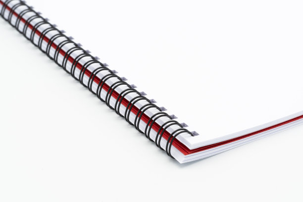 在白色背景上打开空白螺旋笔记本图片下载