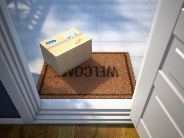 门外送来了纸板箱。包裹放在门口附近的门垫上。网上购物配送理念。三维渲染图片下载