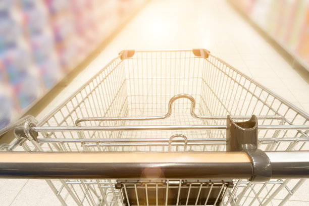 超市购物车，购物车在商店杂货通道，商店货架，交易大厅，市场购买商品和食品，大卖场内部图片下载