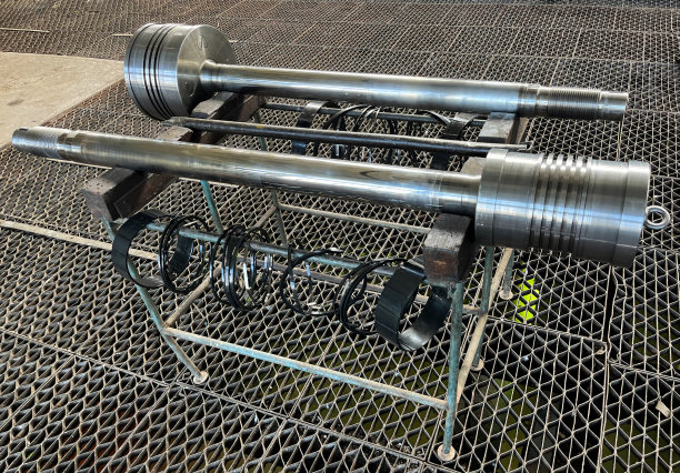 压缩机中的气体压缩活塞是一个特写。带有活塞环的大活塞图片下载