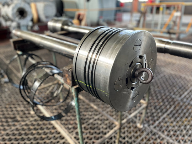 压缩机中的气体压缩活塞是一个特写。带有活塞环的大活塞图片下载