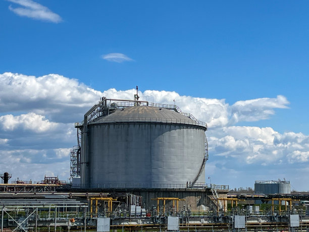 液氨储存。液氨的储存。用于罐内液氨运输的轨道图片下载
