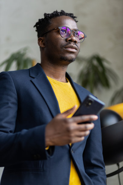 西装革履的黑人商人图片下载