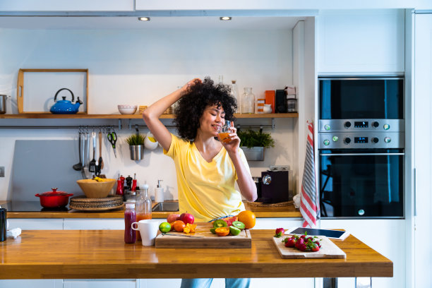 美丽的拉丁女人在家图片下载
