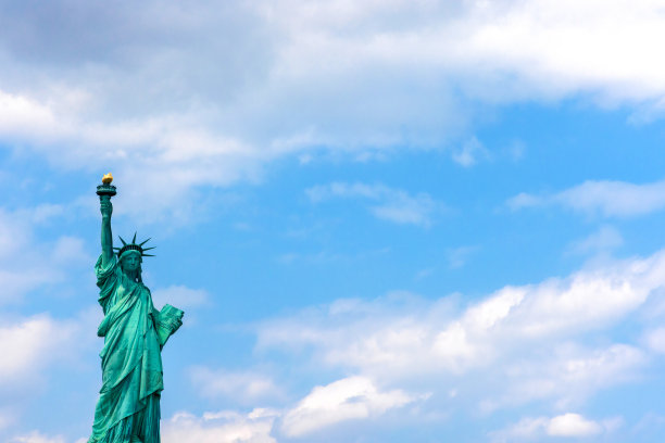 纽约自由女神像前。图片下载