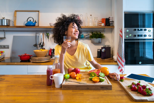 美丽的拉丁女人在家图片下载