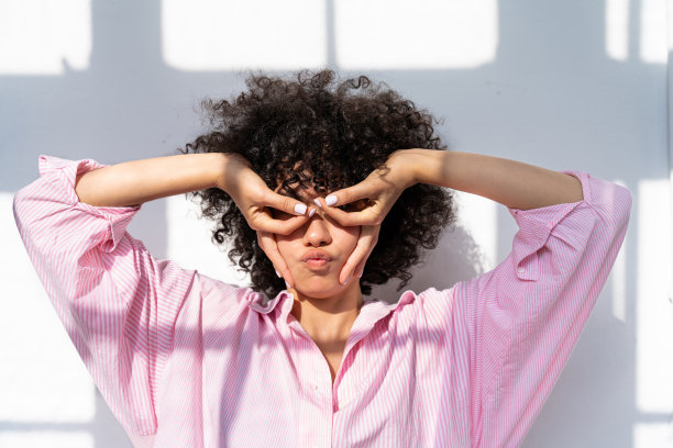 美丽的拉丁女人在家图片下载