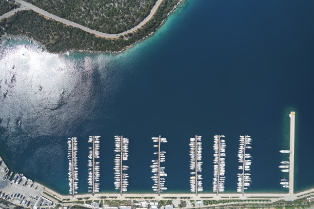 滨海湾有帆船和游艇图片下载