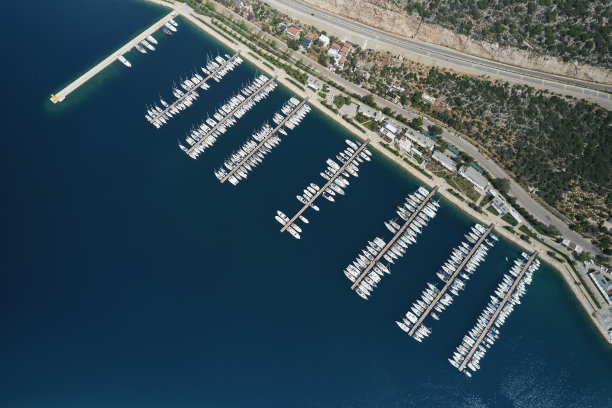 滨海湾有帆船和游艇图片下载