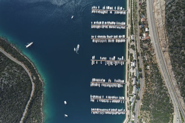 滨海湾有帆船和游艇图片下载