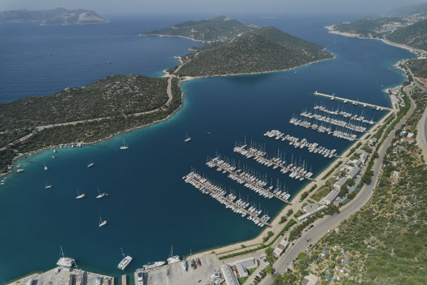 滨海湾有帆船和游艇图片下载