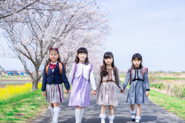 背着书包上学的小学生图片下载