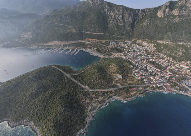 滨海湾有帆船和游艇图片下载