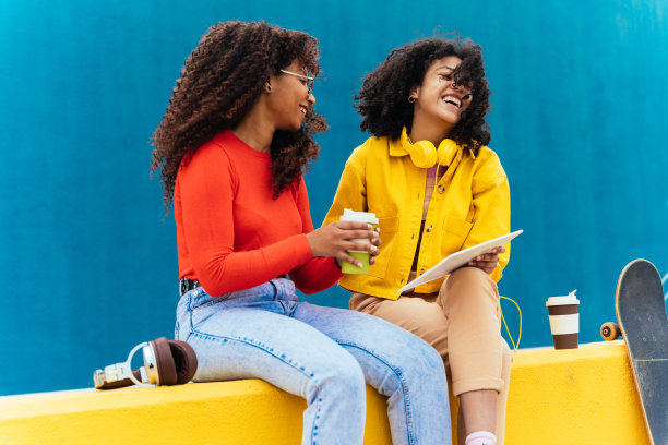 年轻快乐的女人在平板电脑上学习图片下载