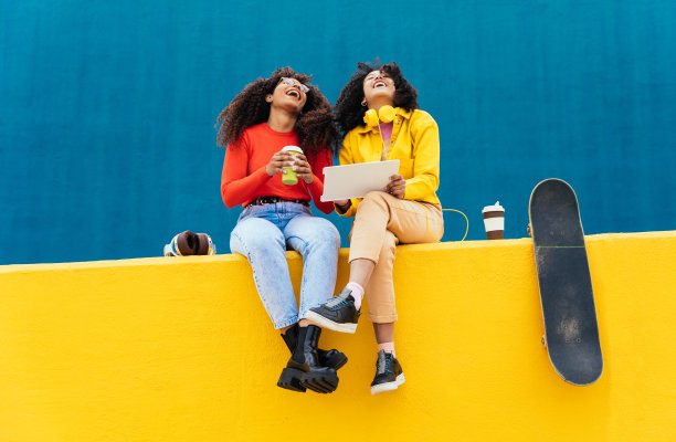 年轻快乐的女人在平板电脑上学习图片下载