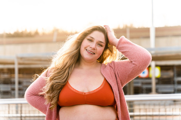 美丽的大码年轻女子在户外图片下载