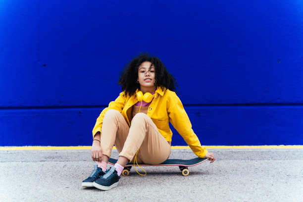 年轻快乐的女人在户外玩滑板图片下载