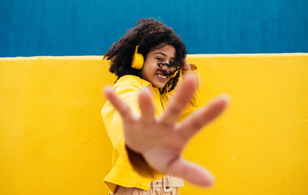 年轻快乐的女人在户外跳舞和玩耍。图片下载