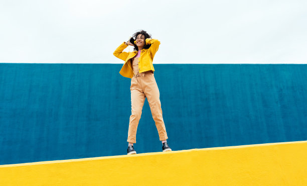 年轻快乐的女人在户外跳舞和玩耍图片下载