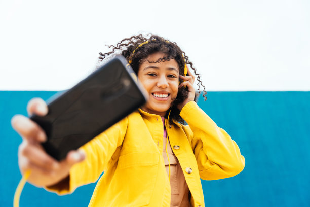 年轻快乐的女人在户外跳舞和玩耍图片下载