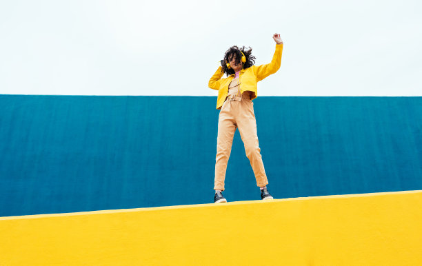 年轻快乐的女人在户外跳舞和玩耍图片下载