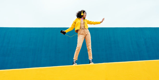 年轻快乐的女人在户外跳舞和玩耍图片下载