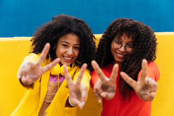 年轻快乐的女人在户外跳舞和玩乐图片下载