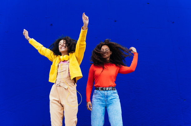 年轻快乐的女人在户外跳舞和玩乐图片下载