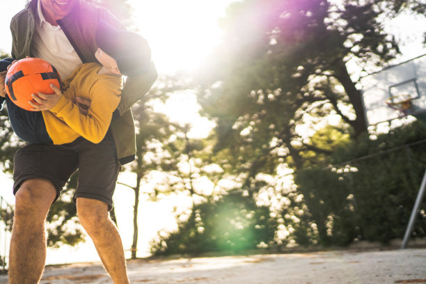 父子俩在篮球场上亲密无间图片下载