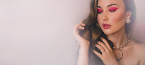 年轻美丽的女人与创意节日化妆的特写肖像。图片下载