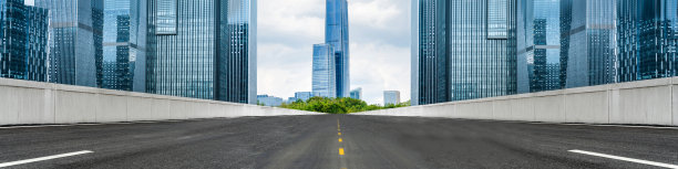 白天，市中心空荡荡的柏油路和现代化的办公大楼。全景。图片下载