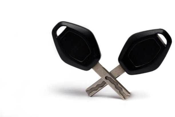 特写两个交叉的车钥匙白色背景图片下载