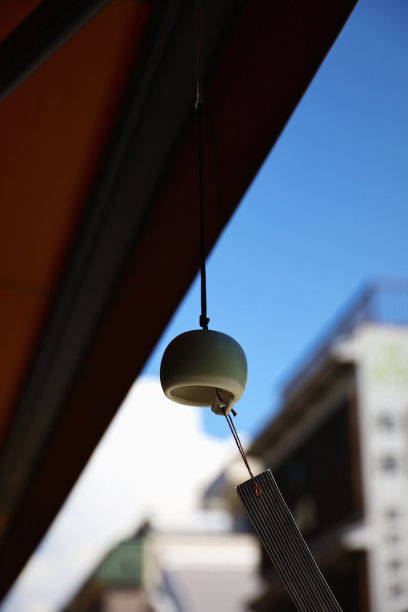 一家商店的屋檐上挂着一种叫做“Furin”的风铃，这是日本的夏季传统。图片下载